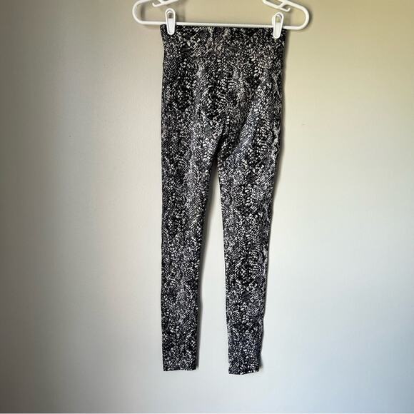 Spanx Women’s Snakeskin Printed Full Length Shapewear Leggings Size Small - Picture 5 of 5